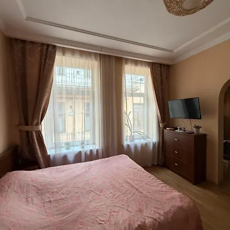 в самому центрі міста площа ринок 12 *